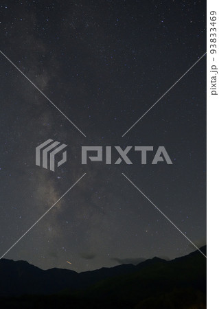 北杜市白州町、夏の晩、南西の夜空、天の川と山の端のさそり座 93833469