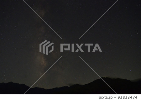 北杜市白州町、夏の晩、南西の夜空、天の川と山の端のさそり座 93833474