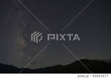 北杜市白州町、夏の晩、南西の夜空、天の川と山の端のさそり座 93833477