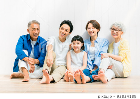 3世代ファミリーのポートレート 93834189