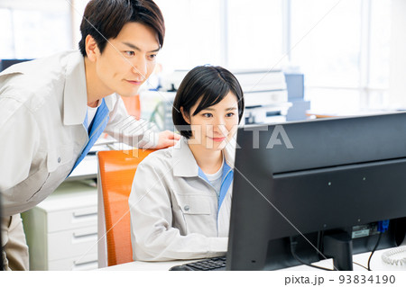 オフィスワークをする作業員 93834190