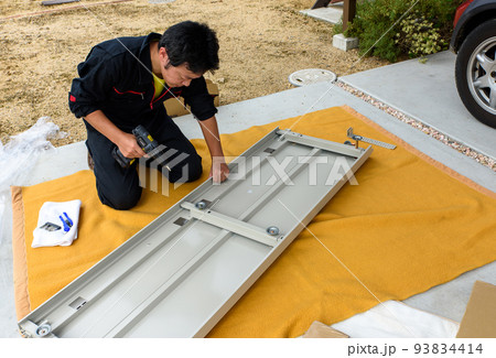 物置の組み立て、DIY、作業、人物 物置の組み立て、DIY、作業、人物 93834414