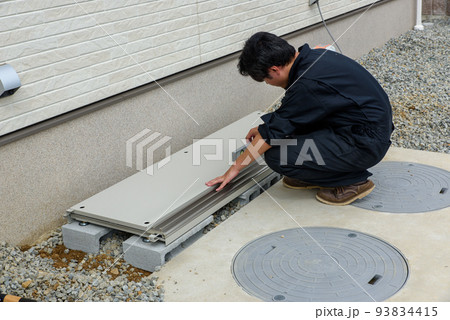物置の組み立て、DIY、作業、人物 物置の組み立て、DIY、作業、人物 93834415