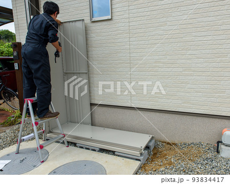 物置の組み立て、DIY、作業、人物 物置の組み立て、DIY、作業、人物 93834417
