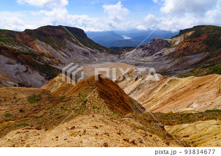 夏の安達太良山・爆裂火口とその周辺の山並み 夏の安達太良山・爆裂火口とその周辺の山並み 93834677