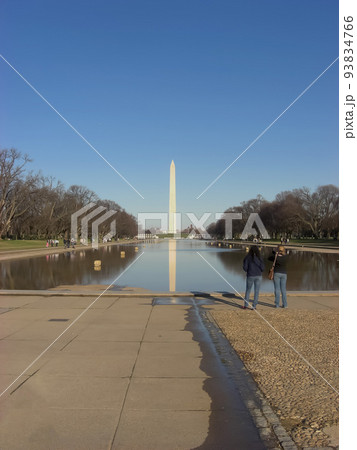アメリカの首都ワシントンDCのリフレクティングプールから見る第二次世界大戦記念碑とワシントン記念塔 93834766