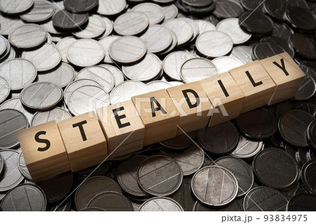 着実に・コツコツのイメージ|STEADILYと書かれたブロックとコイン 着実に・コツコツのイメージ|STEADILYと書かれたブロックとコイン 93834975