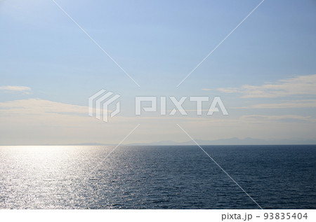 小豆島行きフェリーから淡路島鳴門海峡方面を眺める-4 小豆島行きフェリーから淡路島鳴門海峡方面を眺める-4 93835404