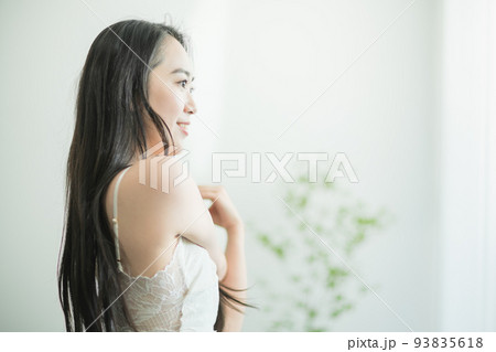柔軟体操する若い日本人女性 柔軟体操する若い日本人女性 93835618