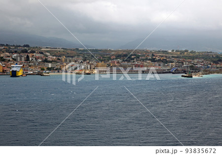メッシーナ海峡の船上から望むイタリア南部の街 メッシーナ海峡の船上から望むイタリア南部の街 93835672