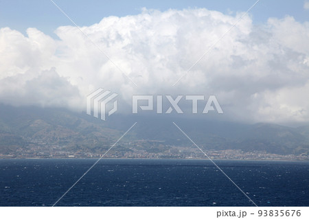 メッシーナ海峡の船上から望むイタリア南部の町並み 93835676