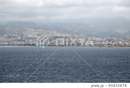 メッシーナ海峡の船上から望むイタリア南部の町並み 93835678