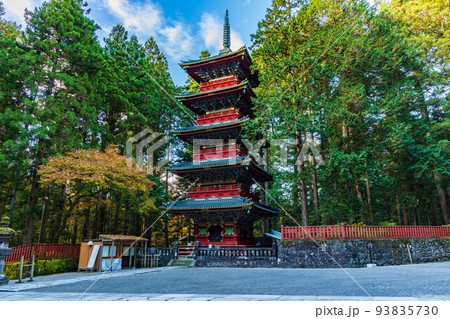 世界遺産「日光の社寺」構成資産　紅葉の日光東照宮　五重塔 93835730