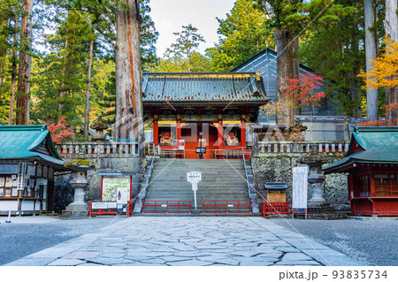 世界遺産「日光の社寺」構成資産　紅葉の日光東照宮　表門 93835734