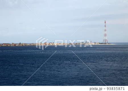 メッシーナ海峡の船上から望むシチリア北東の岬 メッシーナ海峡の船上から望むシチリア北東の岬 93835871