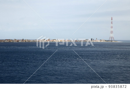 メッシーナ海峡の船上から望むシチリア北東の岬 メッシーナ海峡の船上から望むシチリア北東の岬 93835872