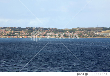 メッシーナ海峡の船上から望むイタリア南部の町並み 93835873