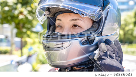 バイク用インカムを操作する女性ライダー 横浜ツーリング バイク用インカムを操作する女性ライダー 横浜ツーリング 93836033