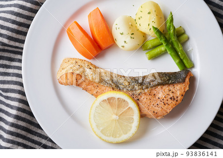 秋鮭のムニエル 秋鮭のムニエル 93836141