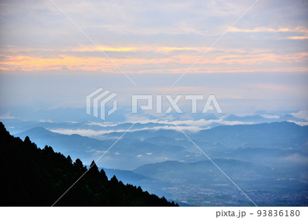 奈良盆地の早朝の遠景 93836180