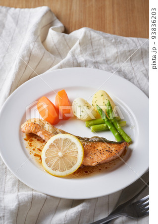 秋鮭のムニエル バター醤油風味 秋鮭のムニエル バター醤油風味 93836203