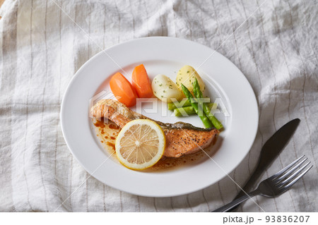 秋鮭のムニエル　バター醤油風味 93836207