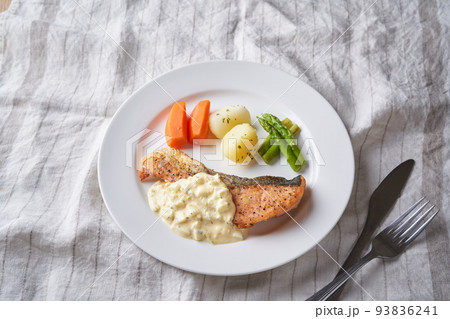 秋鮭のムニエル タルタルソース添え 秋鮭のムニエル タルタルソース添え 93836241