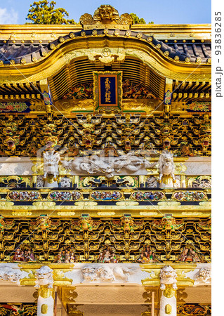 世界遺産「日光の社寺」構成資産　紅葉の日光東照宮　陽明門（国宝） 93836285