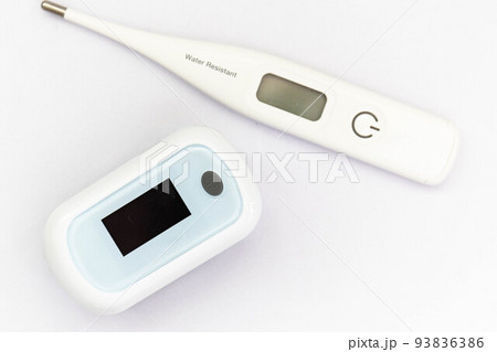 酸素濃度計と体温計 93836386