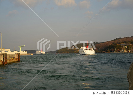土庄港を出航するフェリーボート-2 93836538