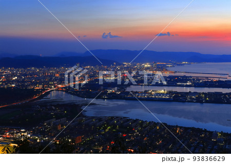 【香川県】屋島から見た高松市の夕景 93836629