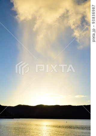 奄美大島　夕立に反射する黄金色の夕陽 93836987