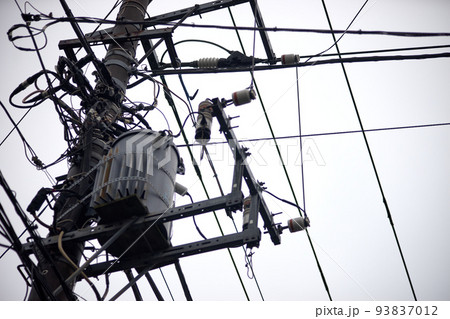 曇天・電信柱・装置・変圧・見上げる・電線・インフラ 93837012