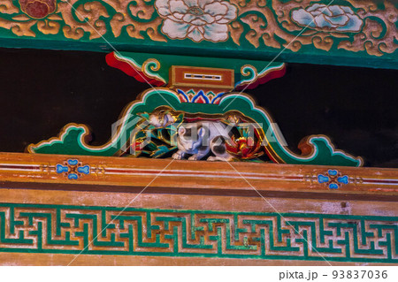 世界遺産「日光の社寺」構成資産 紅葉の日光東照宮 眠り猫(国宝) 世界遺産「日光の社寺」構成資産 紅葉の日光東照宮 眠り猫(国宝) 93837036