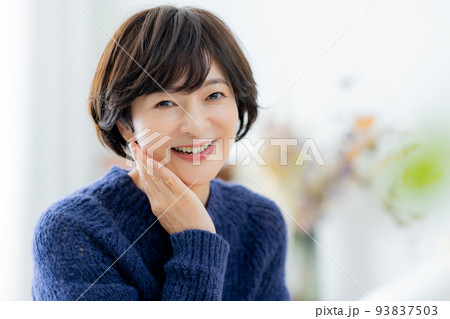 リビングのミドル女性 ニット 冬 リビングのミドル女性 ニット 冬 93837503