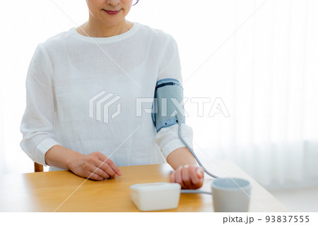 リビングのミドル女性 血圧計 リビングのミドル女性 血圧計 93837555