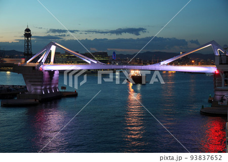 スペイン東の玄関口バルセロナ港の港湾夕景 スペイン東の玄関口バルセロナ港の港湾夕景 93837652