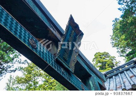世界遺産「日光の社寺」構成資産　紅葉の日光東照宮　奥社銅鳥居 93837667