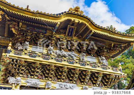 世界遺産「日光の社寺」構成資産　紅葉の日光東照宮　陽明門（国宝） 93837668