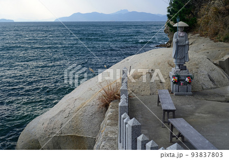 江洞窟海辺に立つ弘法大師像-1 93837803