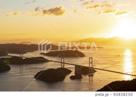 夏の愛媛県瀬戸内海大島の亀老山展望台公園から見た日没のしまなみ海道と来島海峡大橋の景色 93838250