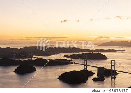 夏の愛媛県瀬戸内海大島の亀老山展望台公園から見た夕焼けのしまなみ海道と来島海峡大橋の景色 夏の愛媛県瀬戸内海大島の亀老山展望台公園から見た夕焼けのしまなみ海道と来島海峡大橋の景色 93838457