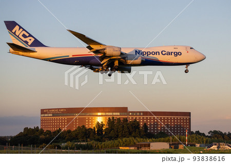 航空貨物・AIR CARGO/成田空港にまもなく着陸・ボーイング747・Nippon Cargo 93838616