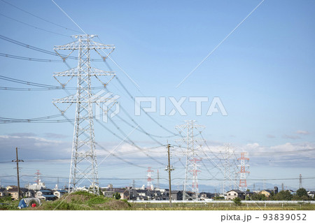 田舎町にたくさん立つ送電線 93839052
