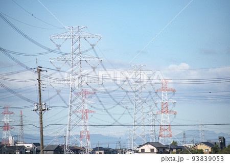 田舎町にたくさん立つ送電線 93839053