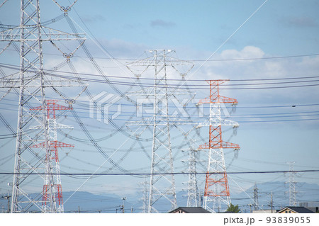 田舎町にたくさん立つ送電線 93839055