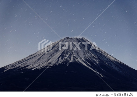 竜ヶ岳からから見る月明かりの富士山と星空 竜ヶ岳からから見る月明かりの富士山と星空 93839326
