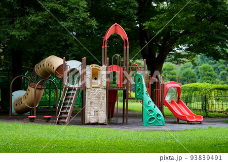 子どもを待つ公園の遊具 93839491