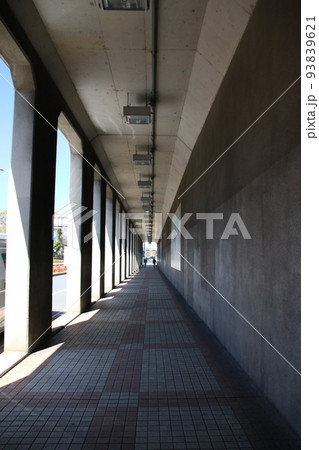 東京都港区六本木の六本木トンネルの歩道 東京都港区六本木の六本木トンネルの歩道 93839621