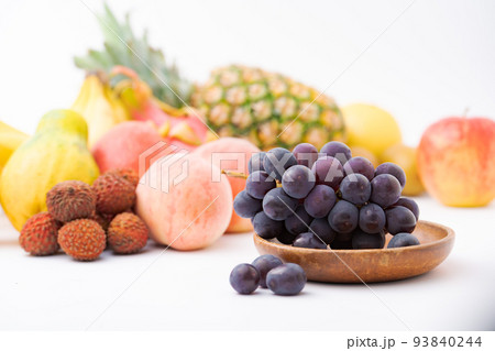盛りだくさんの果物 93840244